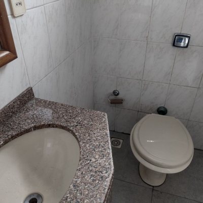 Casa Residencial com 209m², 4 quartos (sendo 1 suíte), 4 garagens, no bairro Carvoeira em Florianópolis
