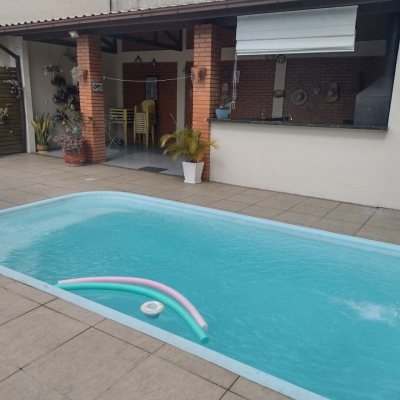 Casa Residencial com 209m², 4 quartos (sendo 1 suíte), 4 garagens, no bairro Carvoeira em Florianópolis