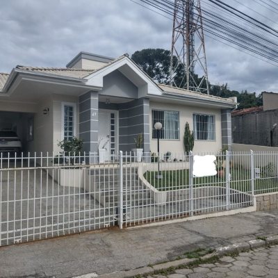 Casa Residencial com 209m², 4 quartos (sendo 1 suíte), 4 garagens, no bairro Carvoeira em Florianópolis