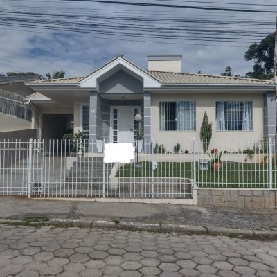 Casa Residencial com 209m², 4 quartos (sendo 1 suíte), 4 garagens, no bairro Carvoeira em Florianópolis