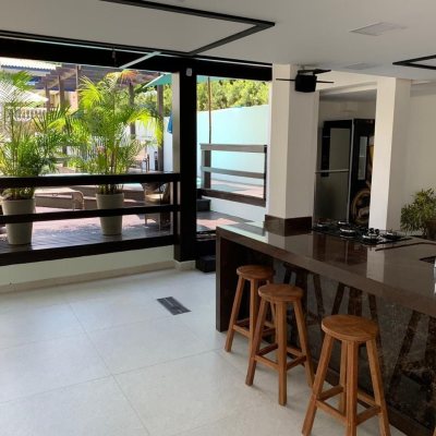 Casa Residencial com 303m², 7 quartos, 7 suítes, 3 garagens, no bairro Canasvieiras em Florianópolis