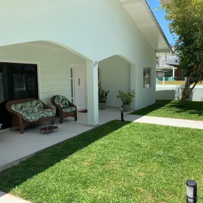 Casa Residencial com 303m², 7 quartos, 7 suítes, 3 garagens, no bairro Canasvieiras em Florianópolis