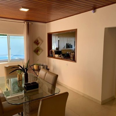 Casa Residencial com 303m², 7 quartos, 7 suítes, 3 garagens, no bairro Canasvieiras em Florianópolis