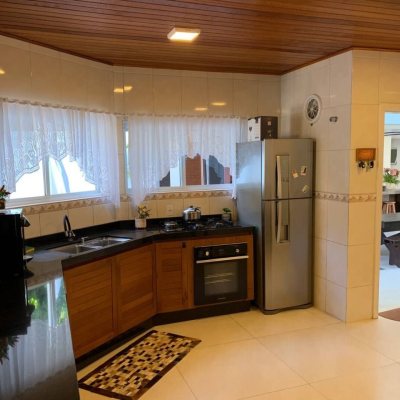 Casa Residencial com 303m², 7 quartos, 7 suítes, 3 garagens, no bairro Canasvieiras em Florianópolis