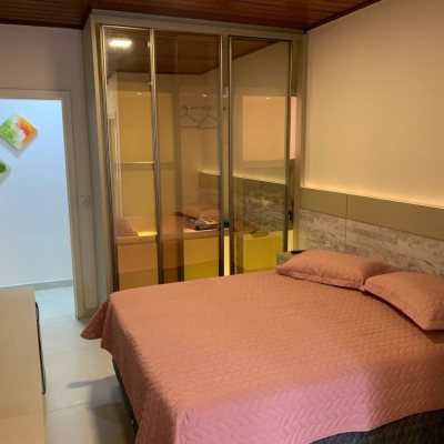 Casa Residencial com 303m², 7 quartos, 7 suítes, 3 garagens, no bairro Canasvieiras em Florianópolis