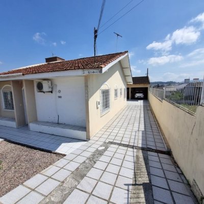 Casa Residencial com 147m², 3 quartos, 1 suíte, 2 garagens, no bairro Serraria em São José