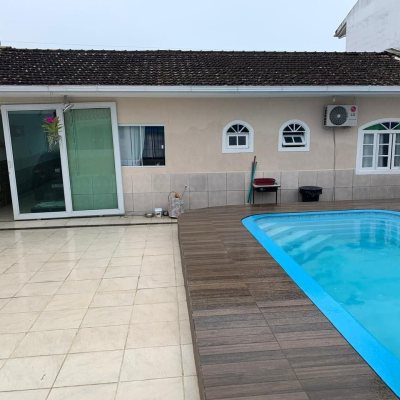 Casa Residencial com 207m², 3 quartos, 1 suíte, 3 garagens, no bairro Flor de Nápolis em São José