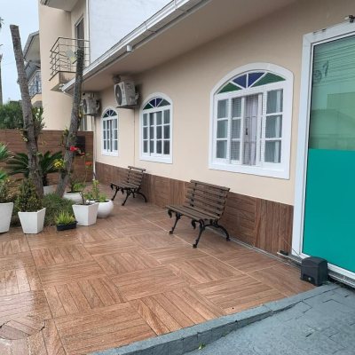 Casa Residencial com 207m², 3 quartos, 1 suíte, 3 garagens, no bairro Flor de Nápolis em São José