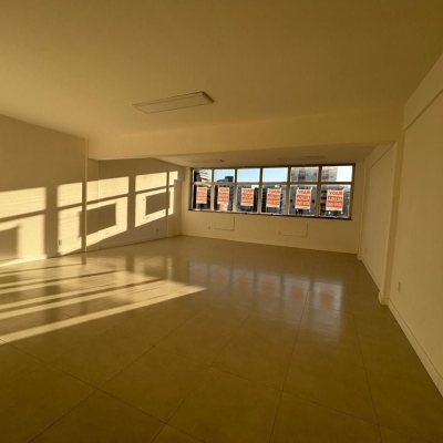 Sala com 64m², no bairro Centro em Florianópolis