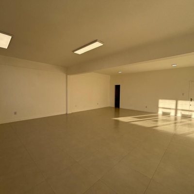 Sala com 64m², no bairro Centro em Florianópolis