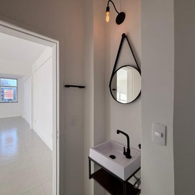Sala com 64m², no bairro Centro em Florianópolis