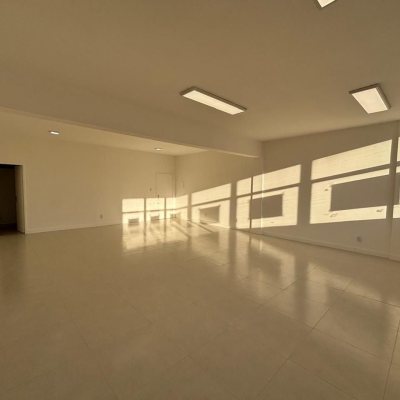 Sala com 64m², no bairro Centro em Florianópolis