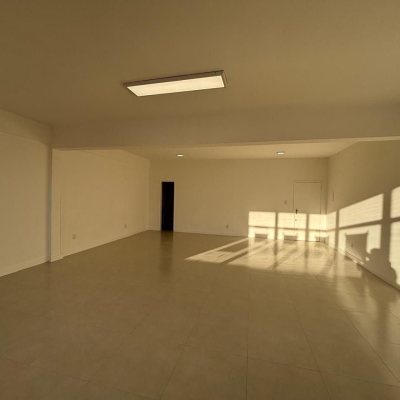 Sala com 64m², no bairro Centro em Florianópolis