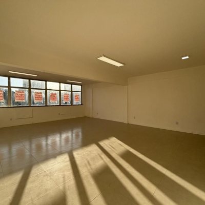 Sala com 64m², no bairro Centro em Florianópolis