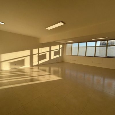 Sala com 64m², no bairro Centro em Florianópolis