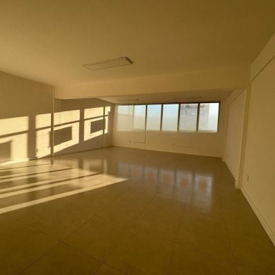 Sala com 64m², no bairro Centro em Florianópolis