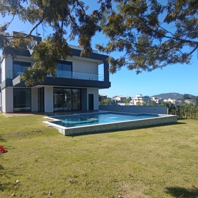 Casa em Condomínio com 398m², 4 quartos, 4 suítes, 2 garagens, no bairro Ingleses em Florianópolis