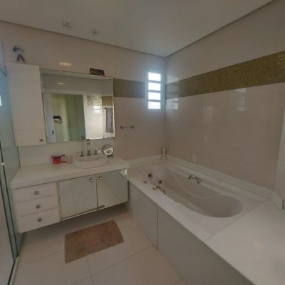 Casa Residencial com 475m², 7 quartos, 7 suítes, 8 garagens, no bairro Canasvieiras em Florianópolis