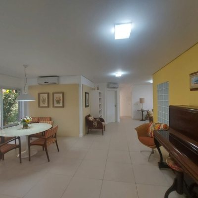 Casa Residencial com 475m², 7 quartos, 7 suítes, 8 garagens, no bairro Canasvieiras em Florianópolis