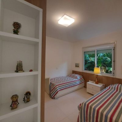 Casa Residencial com 475m², 7 quartos, 7 suítes, 8 garagens, no bairro Canasvieiras em Florianópolis