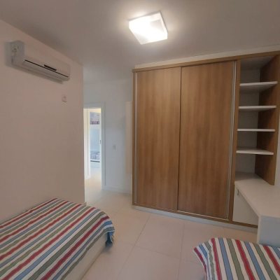 Casa Residencial com 475m², 7 quartos, 7 suítes, 8 garagens, no bairro Canasvieiras em Florianópolis