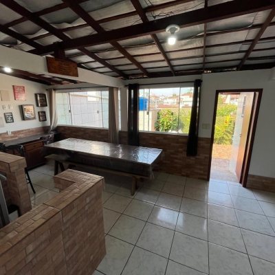 Casa Residencial com 239m², 4 quartos, 1 suíte, 4 garagens, no bairro Barreiros em São José