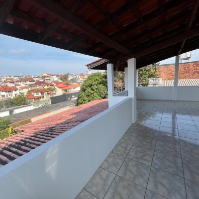 Casa Residencial com 239m², 4 quartos, 1 suíte, 4 garagens, no bairro Barreiros em São José