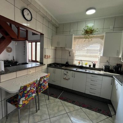 Casa Residencial com 239m², 4 quartos, 1 suíte, 4 garagens, no bairro Barreiros em São José