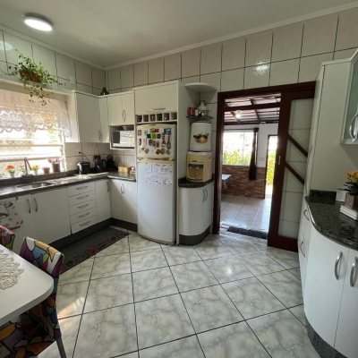 Casa Residencial com 239m², 4 quartos, 1 suíte, 4 garagens, no bairro Barreiros em São José