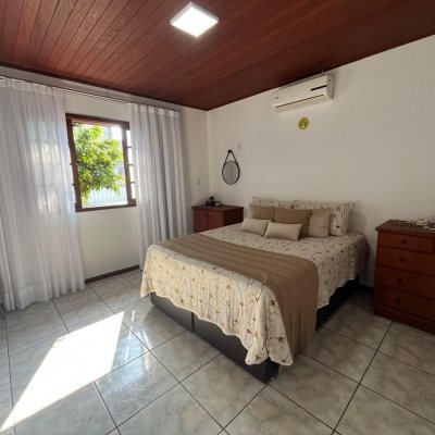 Casa Residencial com 239m², 4 quartos, 1 suíte, 4 garagens, no bairro Barreiros em São José