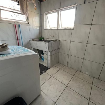 Casa Residencial com 239m², 4 quartos, 1 suíte, 4 garagens, no bairro Barreiros em São José