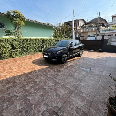 Casa Residencial com 239m², 4 quartos, 1 suíte, 4 garagens, no bairro Barreiros em São José