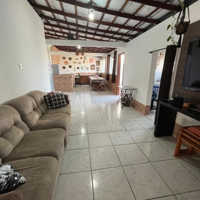 Casa Residencial com 239m², 4 quartos, 1 suíte, 4 garagens, no bairro Barreiros em São José