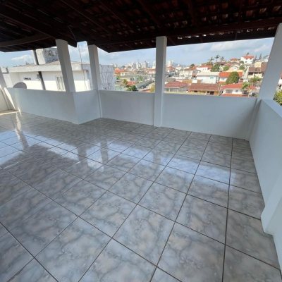 Casa Residencial com 239m², 4 quartos, 1 suíte, 4 garagens, no bairro Barreiros em São José