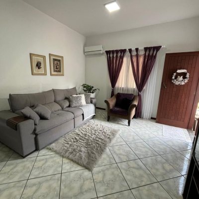 Casa Residencial com 239m², 4 quartos, 1 suíte, 4 garagens, no bairro Barreiros em São José