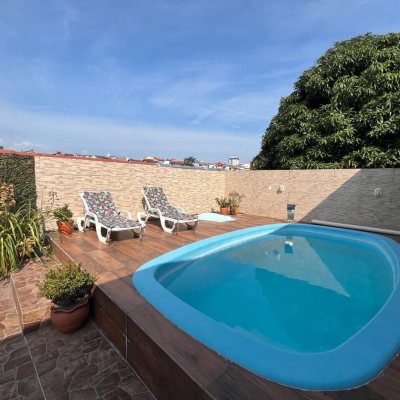 Casa Residencial com 239m², 4 quartos, 1 suíte, 4 garagens, no bairro Barreiros em São José