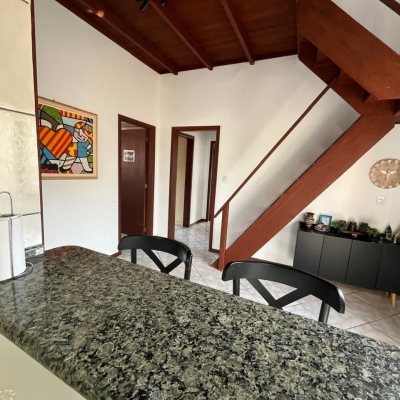 Casa Residencial com 239m², 4 quartos, 1 suíte, 4 garagens, no bairro Barreiros em São José