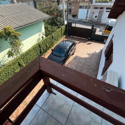 Casa Residencial com 239m², 4 quartos, 1 suíte, 4 garagens, no bairro Barreiros em São José