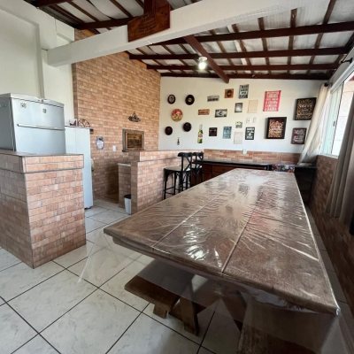 Casa Residencial com 239m², 4 quartos, 1 suíte, 4 garagens, no bairro Barreiros em São José