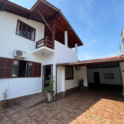 Casa Residencial com 239m², 4 quartos, 1 suíte, 4 garagens, no bairro Barreiros em São José