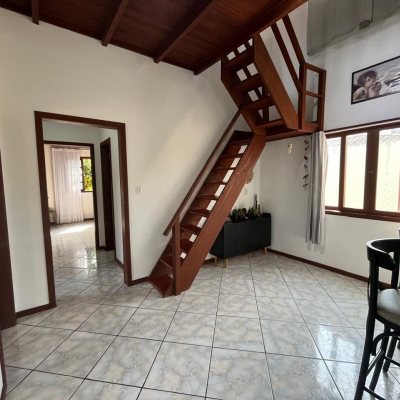 Casa Residencial com 239m², 4 quartos, 1 suíte, 4 garagens, no bairro Barreiros em São José