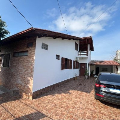 Casa Residencial com 239m², 4 quartos, 1 suíte, 4 garagens, no bairro Barreiros em São José
