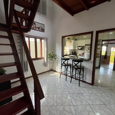 Casa Residencial com 239m², 4 quartos, 1 suíte, 4 garagens, no bairro Barreiros em São José