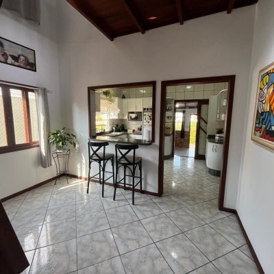 Casa Residencial com 239m², 4 quartos, 1 suíte, 4 garagens, no bairro Barreiros em São José