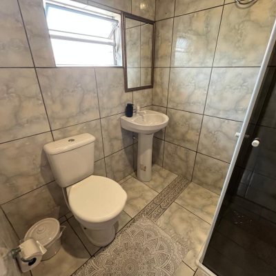 Casa Residencial com 239m², 4 quartos, 1 suíte, 4 garagens, no bairro Barreiros em São José