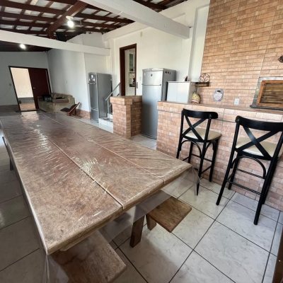 Casa Residencial com 239m², 4 quartos, 1 suíte, 4 garagens, no bairro Barreiros em São José