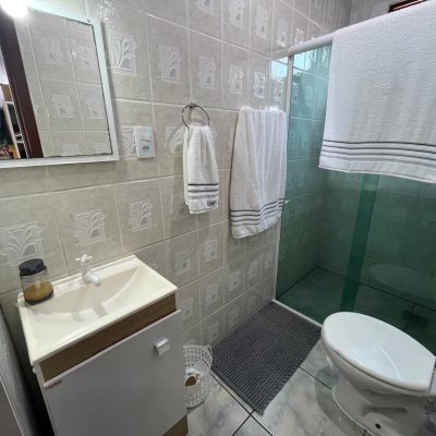 Casa Residencial com 239m², 4 quartos, 1 suíte, 4 garagens, no bairro Barreiros em São José