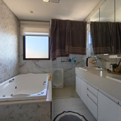 Sobrado Residencial com 200m², 3 quartos, 3 suítes, 2 garagens, no bairro Cachoeira Do Bom Jesus em Florianópolis