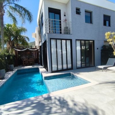 Sobrado Residencial com 200m², 3 quartos, 3 suítes, 2 garagens, no bairro Cachoeira Do Bom Jesus em Florianópolis