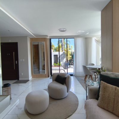 Sobrado Residencial com 200m², 3 quartos, 3 suítes, 2 garagens, no bairro Cachoeira Do Bom Jesus em Florianópolis